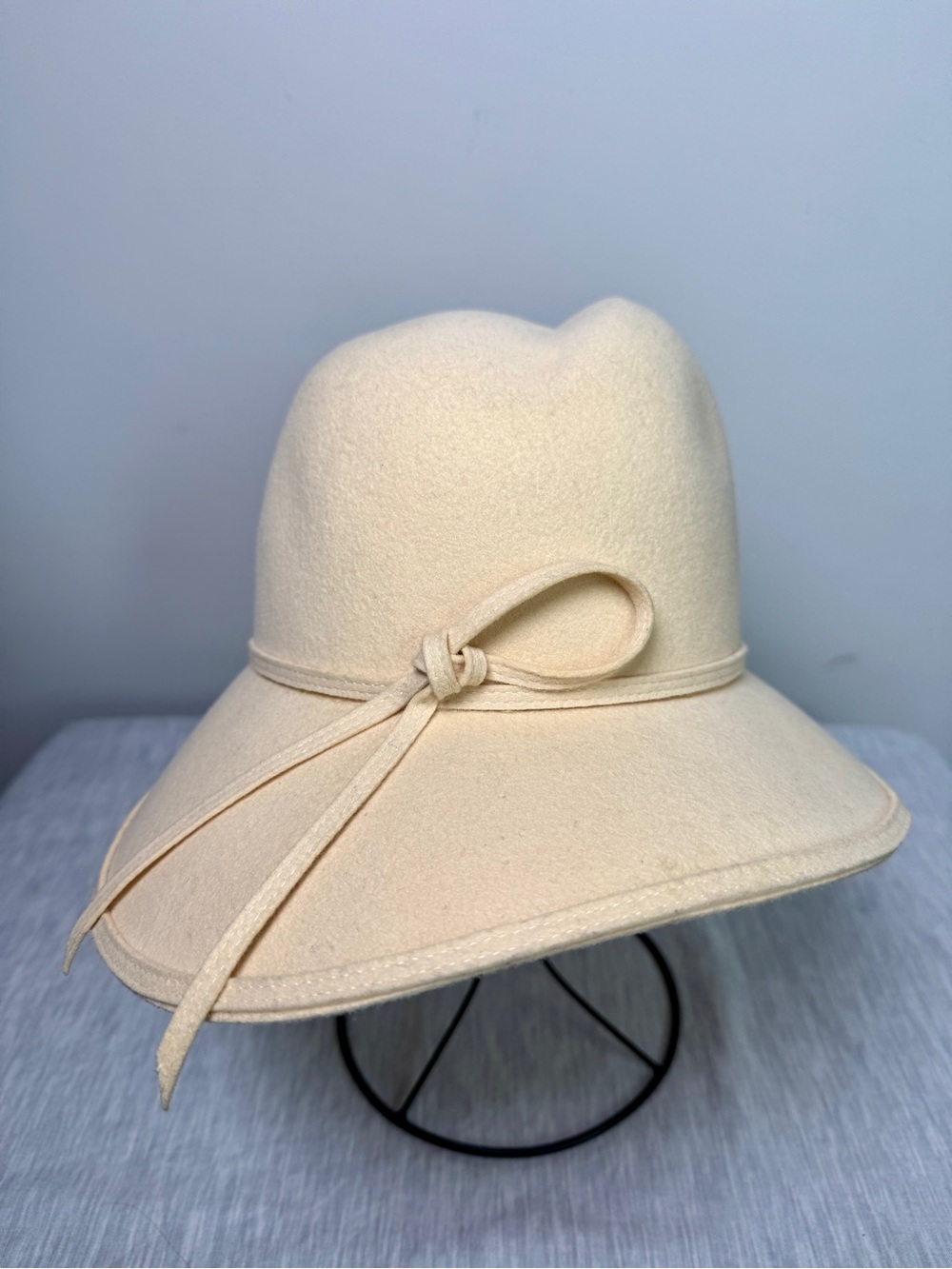 Vintage Evelyn Varon Exclusive Doeskin Wool Felt Cloche Hat Tie Band Cream